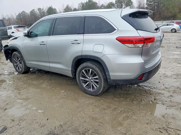 5TDKZRFH4JS526596 2018 TOYOTA HIGHLANDER - Image 2