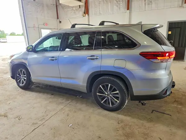 5TDKZRFH4JS529725 2018 TOYOTA HIGHLANDER - Image 2