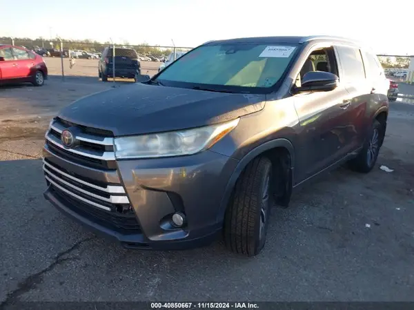 5TDKZRFH4JS529918 2018 TOYOTA HIGHLANDER - Image 2