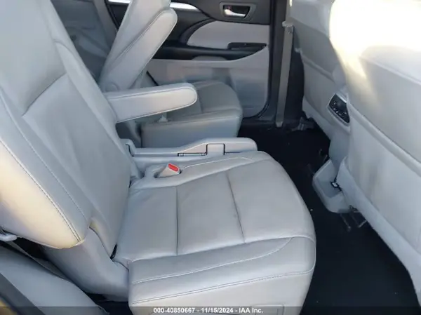 5TDKZRFH4JS529918 2018 TOYOTA HIGHLANDER - Image 8