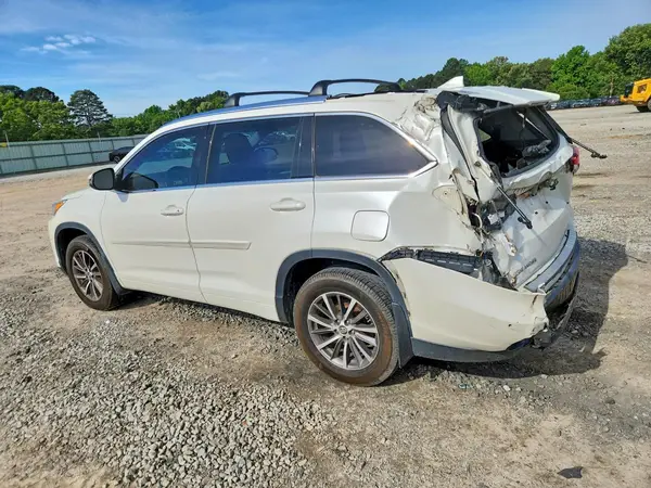 5TDKZRFH4JS533077 2018 TOYOTA HIGHLANDER - Image 2