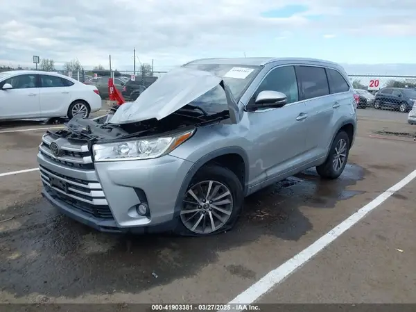 5TDKZRFH4JS535072 2018 TOYOTA HIGHLANDER - Image 2