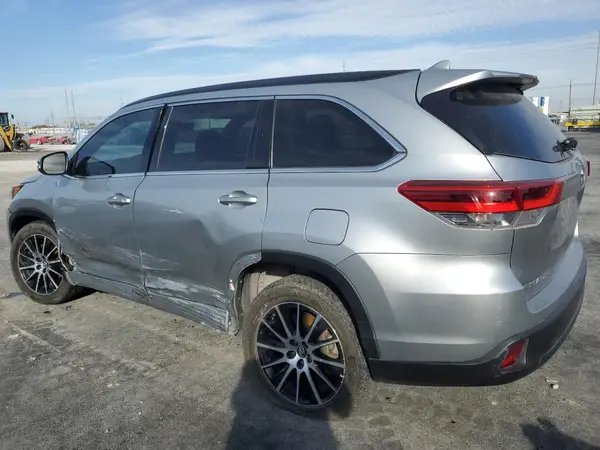 5TDKZRFH4JS535167 2018 TOYOTA HIGHLANDER - Image 2
