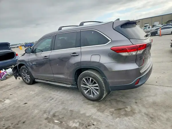 5TDKZRFH4JS538022 2018 TOYOTA HIGHLANDER - Image 2