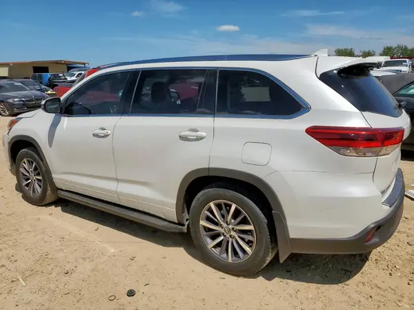 5TDKZRFH4JS540983 2018 TOYOTA HIGHLANDER - Image 2