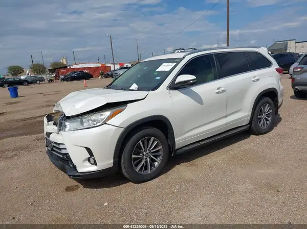 5TDKZRFH4JS541230 2018 TOYOTA HIGHLANDER - Image 2