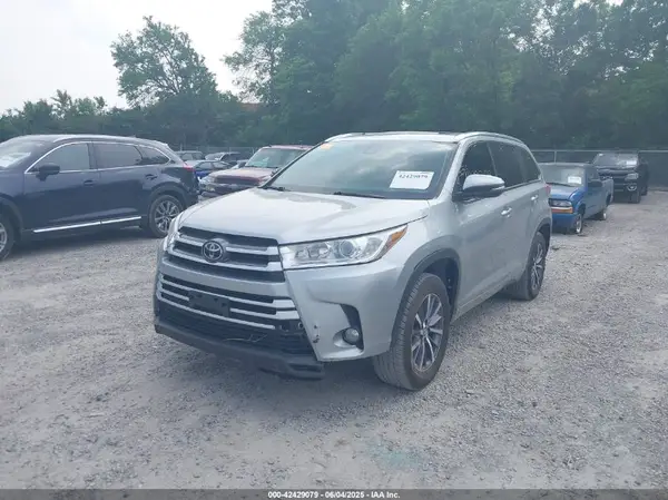 5TDKZRFH4JS544239 2018 TOYOTA HIGHLANDER - Image 2