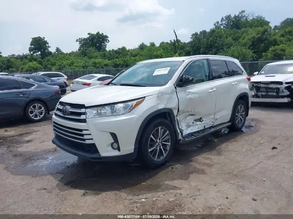 5TDKZRFH4JS546122 2018 TOYOTA HIGHLANDER - Image 2