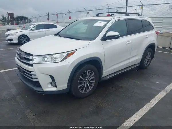 5TDKZRFH4JS547206 2018 TOYOTA HIGHLANDER - Image 2