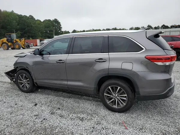 5TDKZRFH4JS548047 2018 TOYOTA HIGHLANDER - Image 2