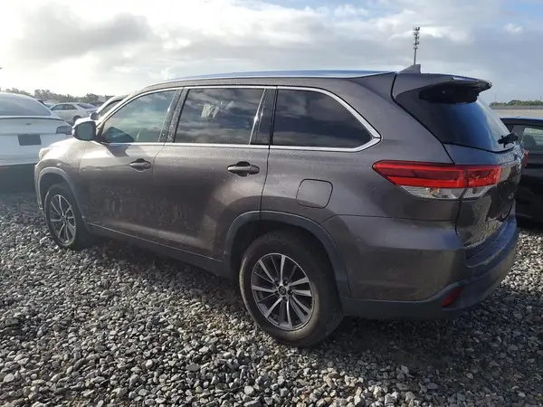 5TDKZRFH4KS306439 2019 TOYOTA HIGHLANDER - Image 2