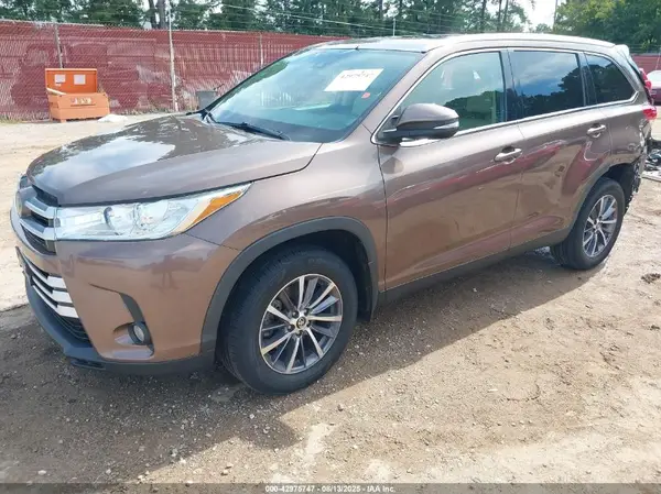 5TDKZRFH4KS308739 2019 TOYOTA HIGHLANDER - Image 2