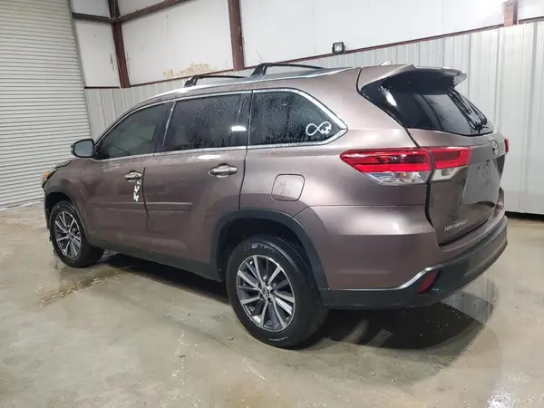 5TDKZRFH4KS311592 2019 TOYOTA HIGHLANDER - Image 2