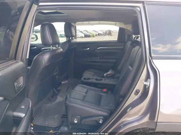 5TDKZRFH4KS315139 2019 TOYOTA HIGHLANDER - Image 8