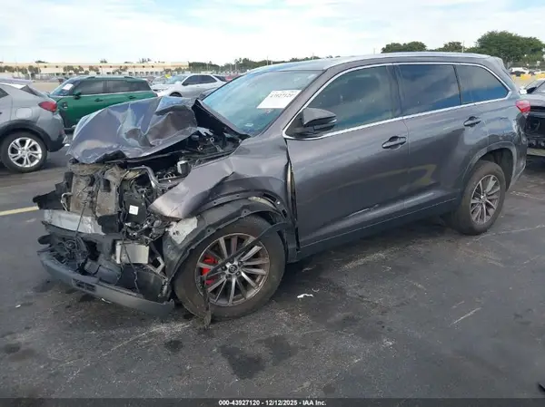 5TDKZRFH4KS315450 2019 TOYOTA HIGHLANDER - Image 2