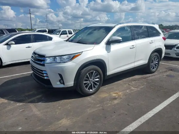 5TDKZRFH4KS318316 2019 TOYOTA HIGHLANDER - Image 2