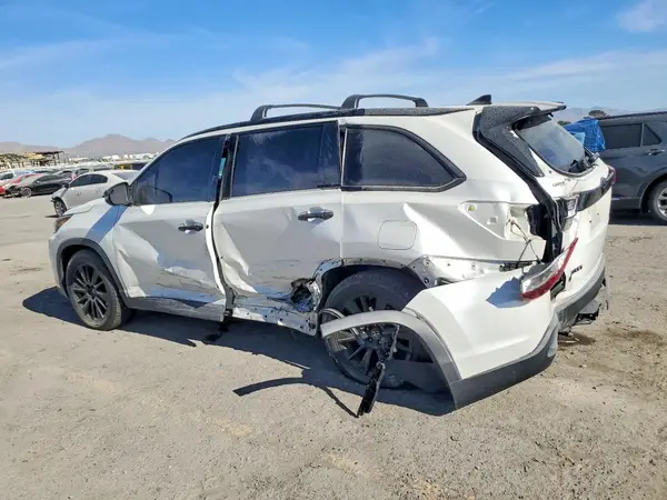 5TDKZRFH4KS323631 2019 TOYOTA HIGHLANDER - Image 2