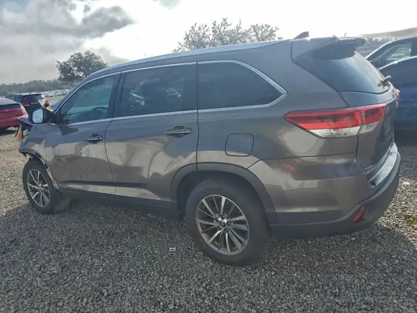5TDKZRFH4KS330613 2019 TOYOTA HIGHLANDER - Image 2