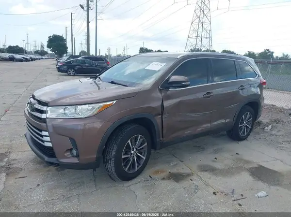 5TDKZRFH4KS336198 2019 TOYOTA HIGHLANDER - Image 2