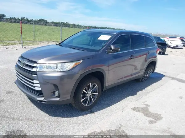 5TDKZRFH4KS365796 2019 TOYOTA HIGHLANDER - Image 2