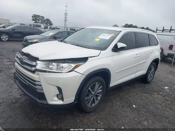5TDKZRFH4KS552701 2019 TOYOTA HIGHLANDER - Image 2