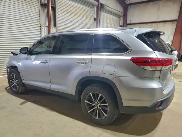 5TDKZRFH4KS552942 2019 TOYOTA HIGHLANDER - Image 2