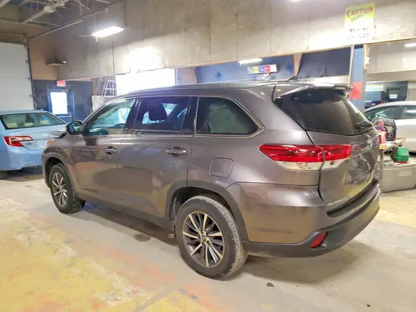 5TDKZRFH4KS555288 2019 TOYOTA HIGHLANDER - Image 2