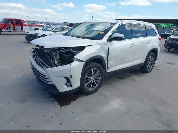 5TDKZRFH4KS555484 2019 TOYOTA HIGHLANDER - Image 2
