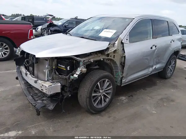 5TDKZRFH4KS556313 2019 TOYOTA HIGHLANDER - Image 2