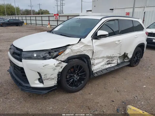 5TDKZRFH4KS560152 2019 TOYOTA HIGHLANDER - Image 2