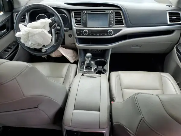 5TDKZRFH4KS561379 2019 TOYOTA HIGHLANDER - Image 8