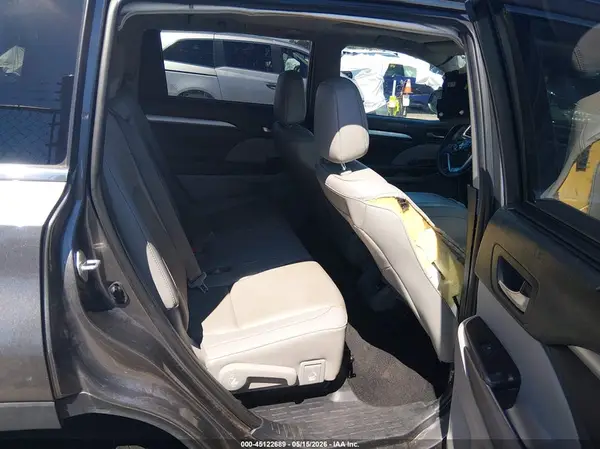 5TDKZRFH4KS561933 2019 TOYOTA HIGHLANDER - Image 8