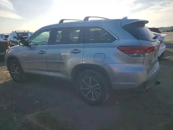 5TDKZRFH4KS563293 2019 TOYOTA HIGHLANDER - Image 2