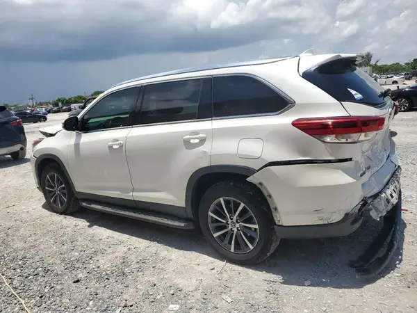 5TDKZRFH4KS563911 2019 TOYOTA HIGHLANDER - Image 2