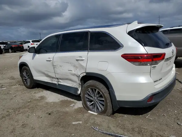 5TDKZRFH4KS565075 2019 TOYOTA HIGHLANDER - Image 2