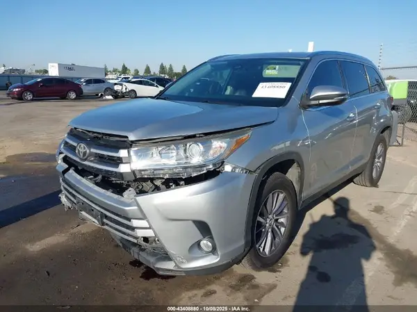 5TDKZRFH4KS565142 2019 TOYOTA HIGHLANDER - Image 2