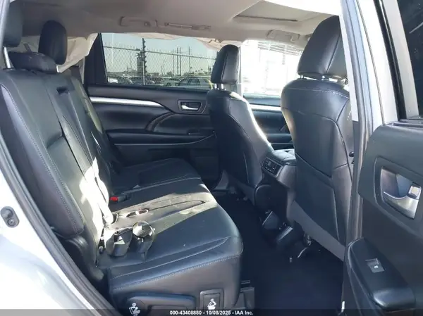 5TDKZRFH4KS565142 2019 TOYOTA HIGHLANDER - Image 8