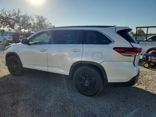 5TDKZRFH4KS573659 2019 TOYOTA HIGHLANDER - Image 2