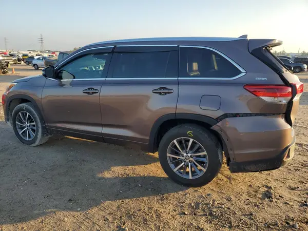 5TDKZRFH5HS197093 2017 TOYOTA HIGHLANDER - Image 2