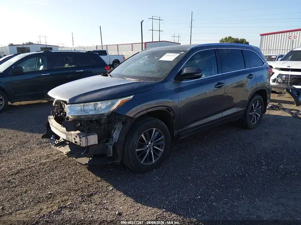 5TDKZRFH5HS214961 2017 TOYOTA HIGHLANDER - Image 2