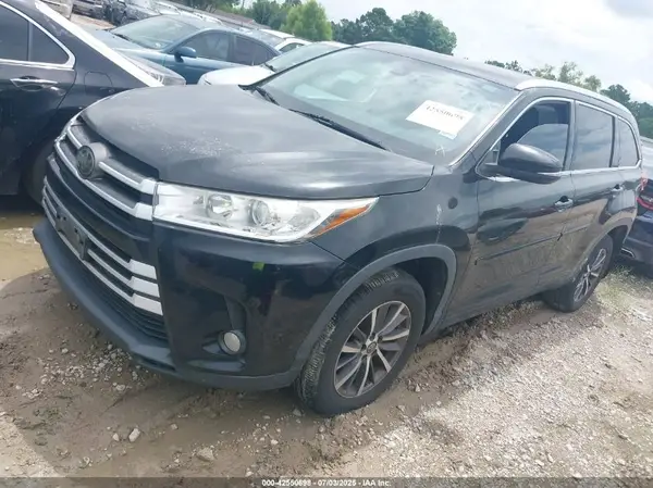 5TDKZRFH5HS216483 2017 TOYOTA HIGHLANDER - Image 2
