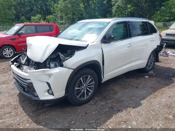 5TDKZRFH5HS510904 2017 TOYOTA HIGHLANDER - Image 2