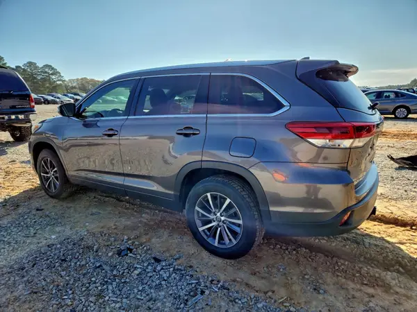 5TDKZRFH5HS511096 2017 TOYOTA HIGHLANDER - Image 2
