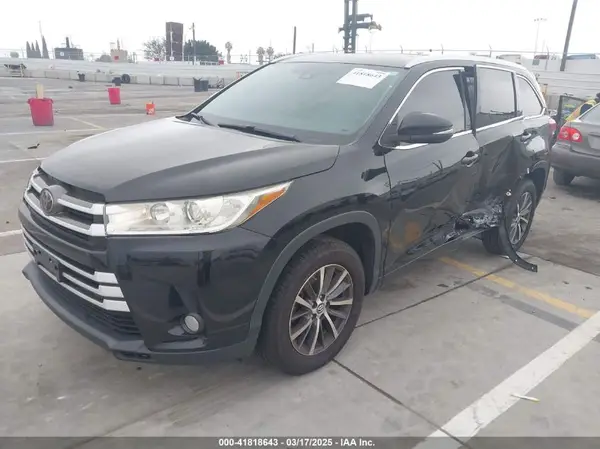 5TDKZRFH5HS512927 2017 TOYOTA HIGHLANDER - Image 2