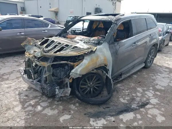 5TDKZRFH5HS514726 2017 TOYOTA HIGHLANDER - Image 2