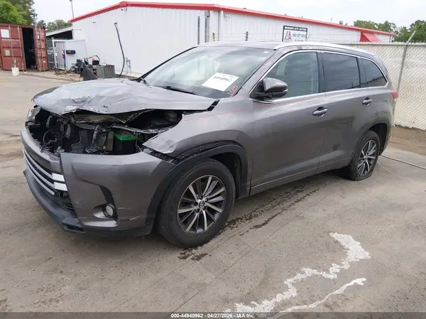 5TDKZRFH5HS515567 2017 TOYOTA HIGHLANDER - Image 2