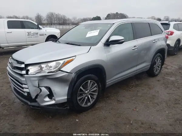 5TDKZRFH5HS518761 2017 TOYOTA HIGHLANDER - Image 2
