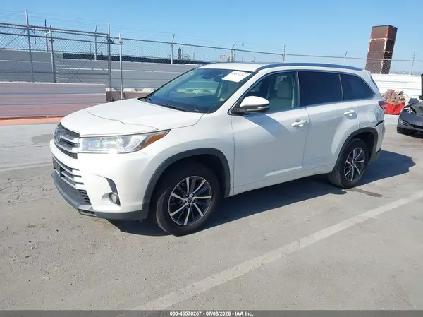 5TDKZRFH5HS518873 2017 TOYOTA HIGHLANDER - Image 2