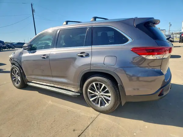 5TDKZRFH5HS519182 2017 TOYOTA HIGHLANDER - Image 2