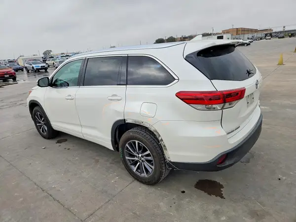 5TDKZRFH5HS519831 2017 TOYOTA HIGHLANDER - Image 2